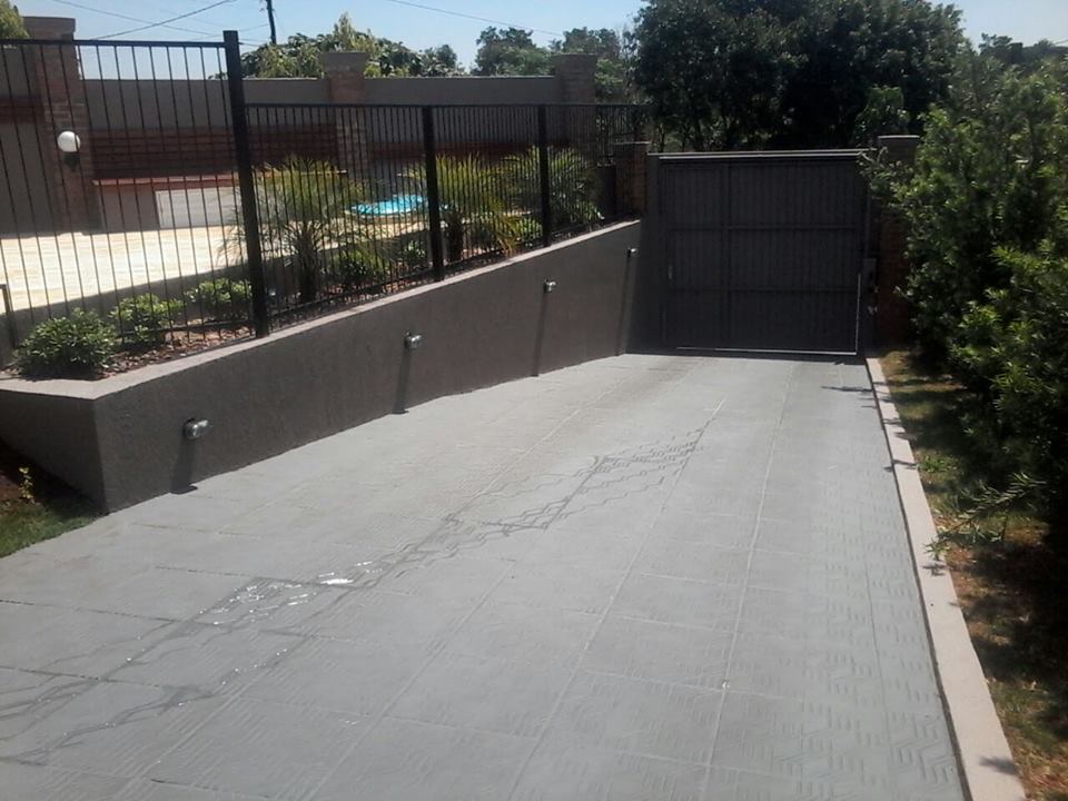 Instalação da piscina, pergolados, calçadas