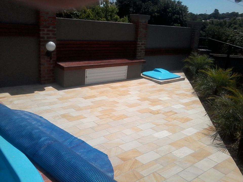 Instalação da piscina, pergolados, calçadas