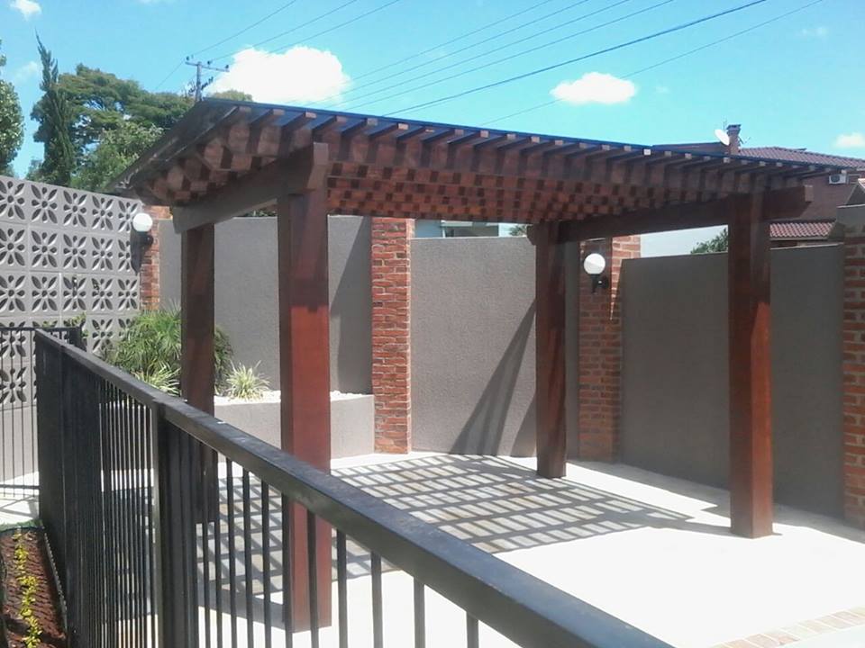 Instalação da piscina, pergolados, calçadas