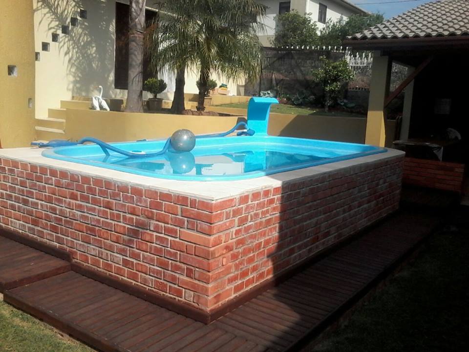 Instalação de piscina, cascata, deck e muro