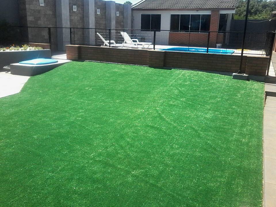 Instalação piscina, solar, grama sintética