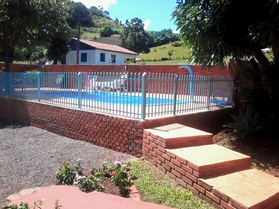 Instalação de piscina, cascata, muros