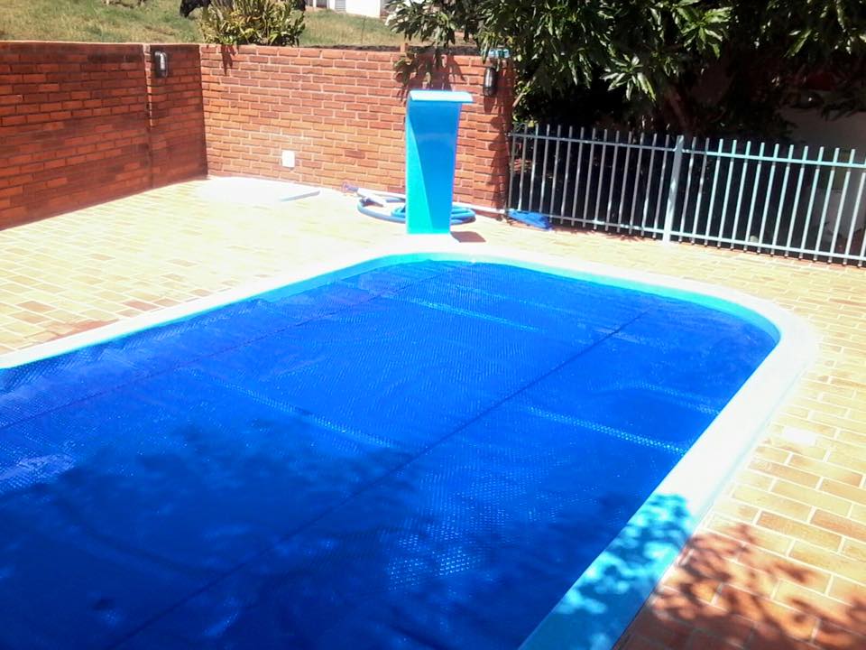 Instalação de piscina, cascata, muros