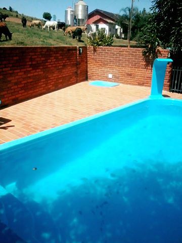 Instalação de piscina, cascata, muros