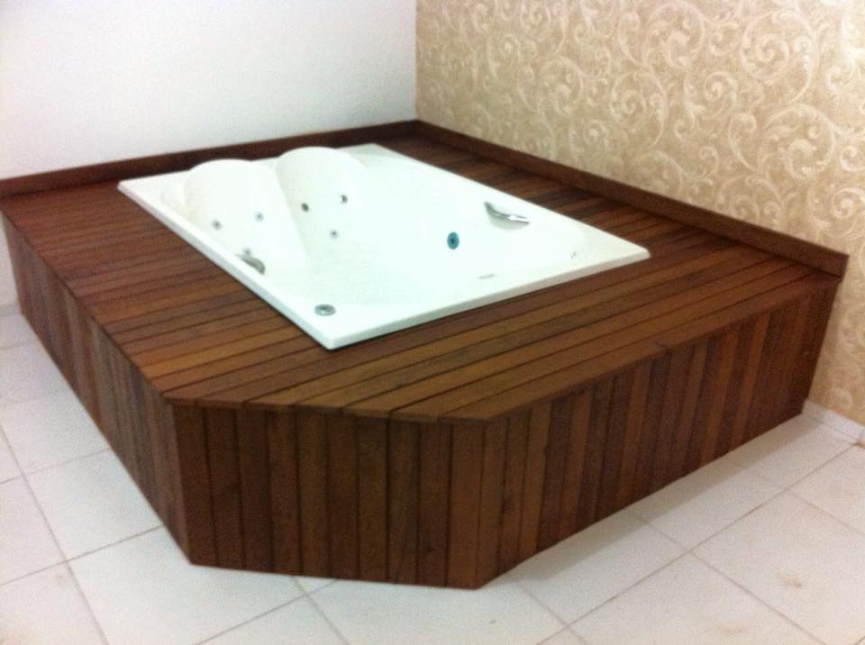 Instalação de banheira e deck