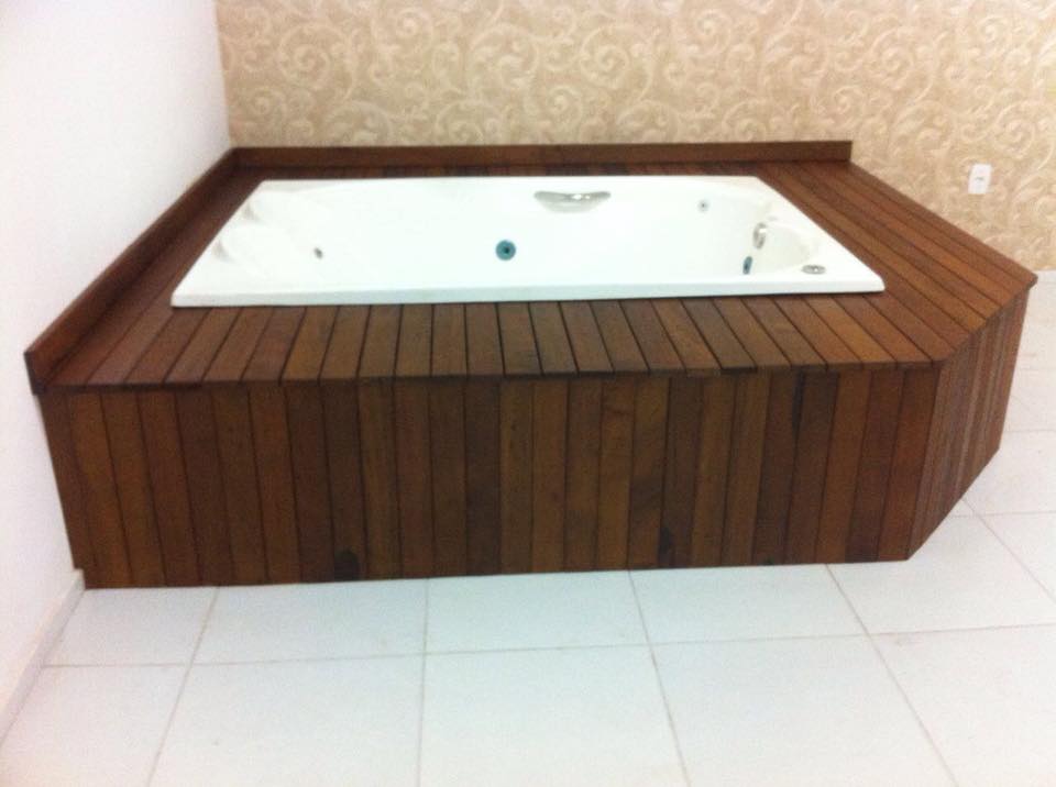 Instalação de banheira e deck