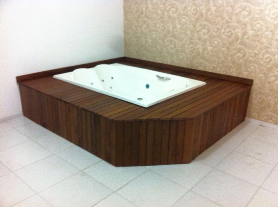 Instalação de banheira e deck
