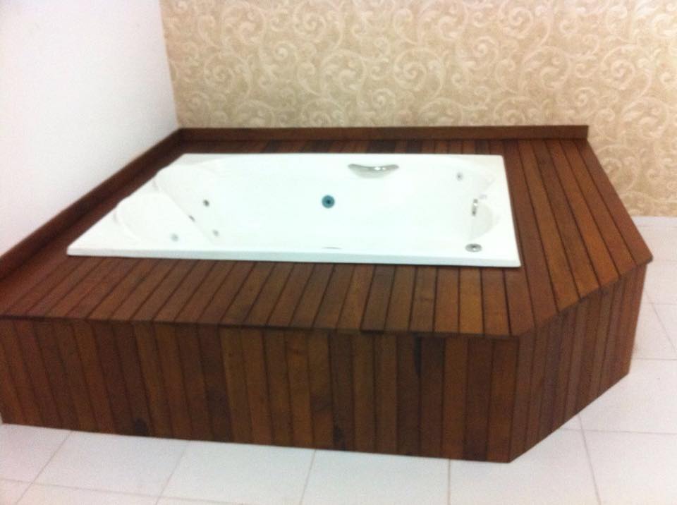 Instalação de banheira e deck