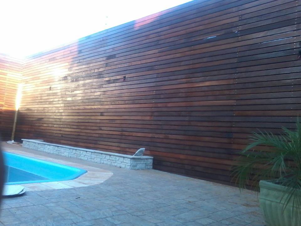 Instalação de piscina, pedras e deck