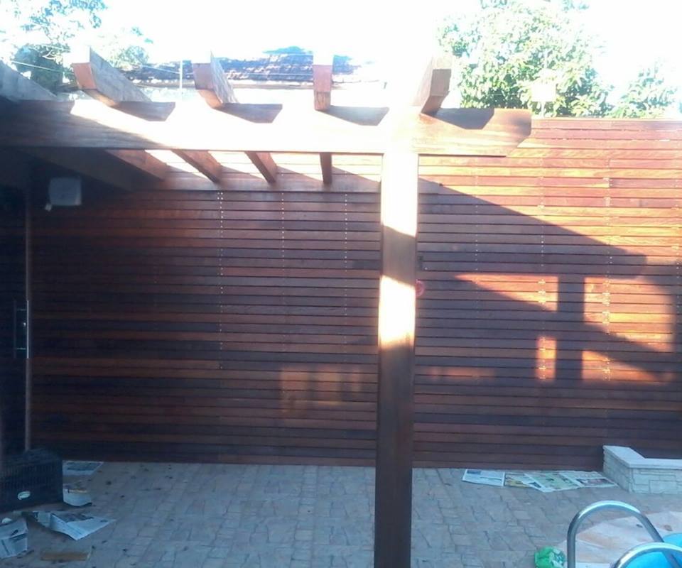 Instalação de piscina, pedras e deck