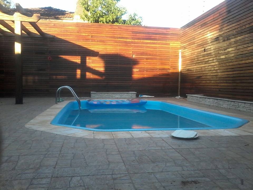 Instalação de piscina, pedras e deck