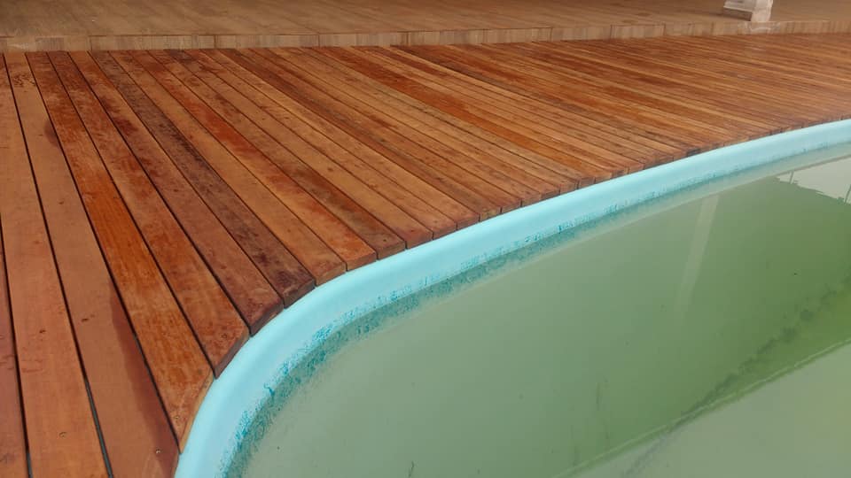 Instalação de deck sobre a borda da piscina