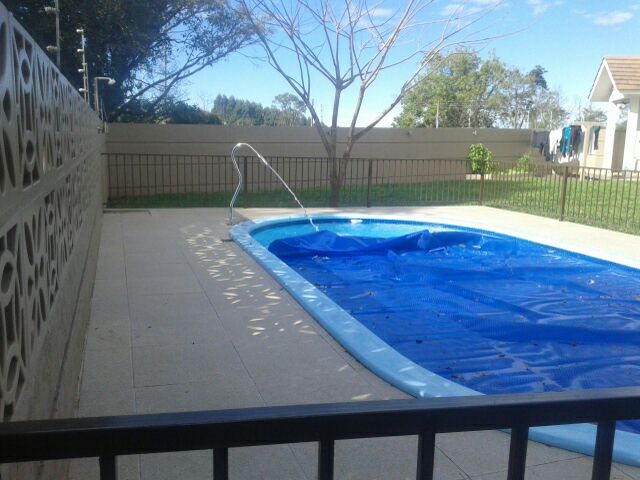 Instalação de piscina, calçada e cobogós